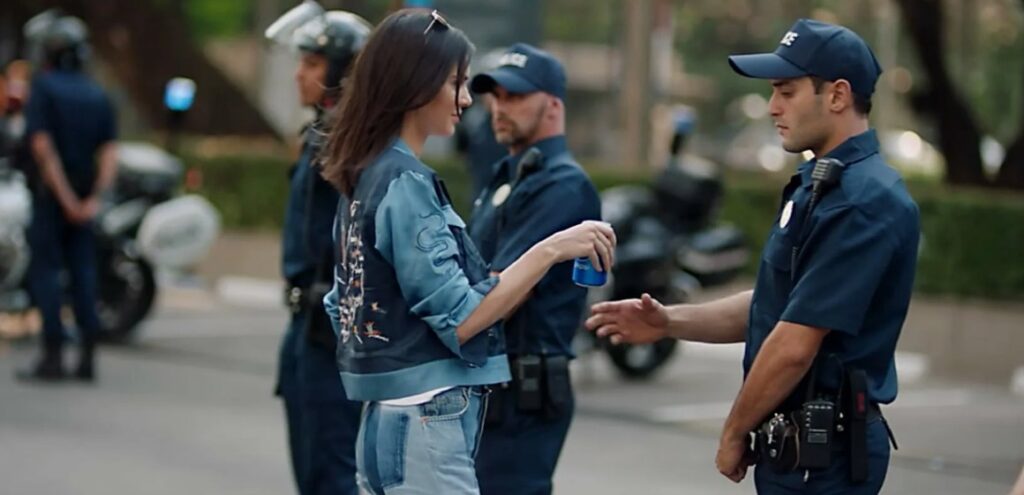 Pepsi с участием модели Кендалл Дженнер yradar.ru